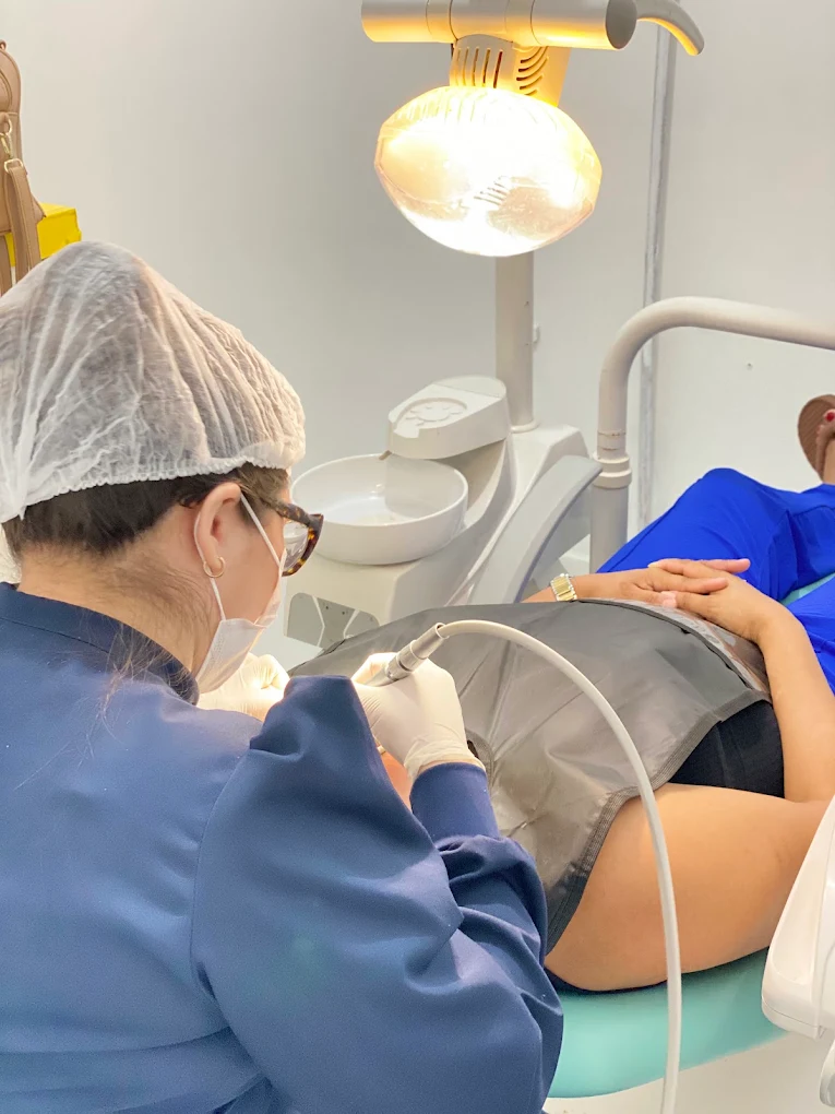 Atendimento odontológico a paciente adulta em consultório equipado
