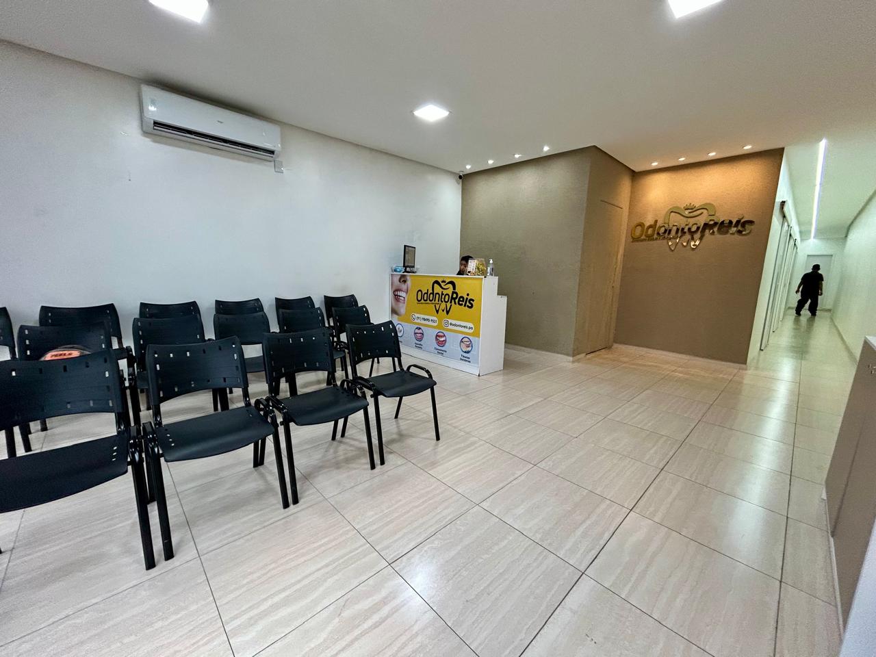 Sala de espera ampla e climatizada da clínica OdontoReis