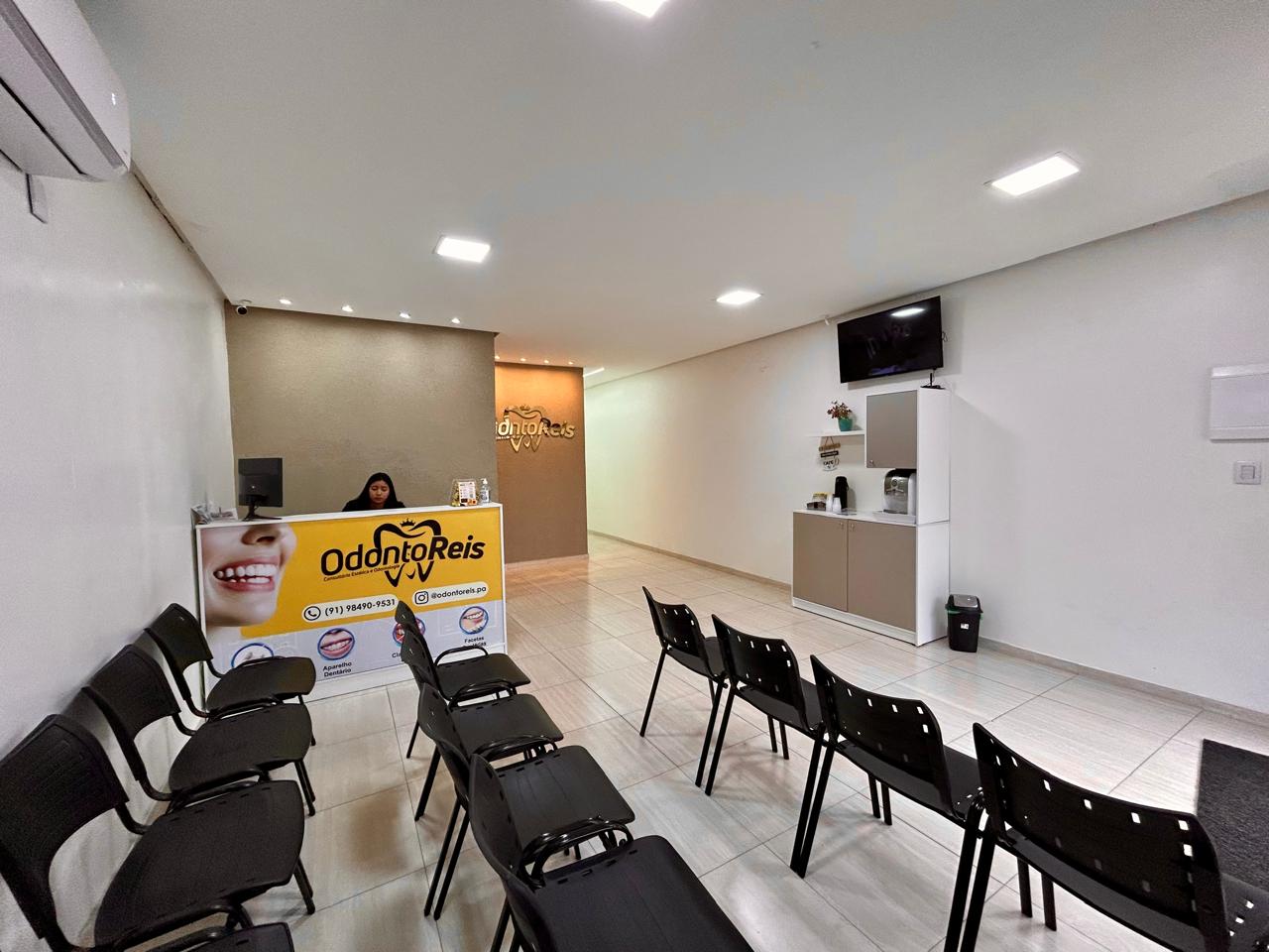 Vista geral da recepção e sala de espera da clínica